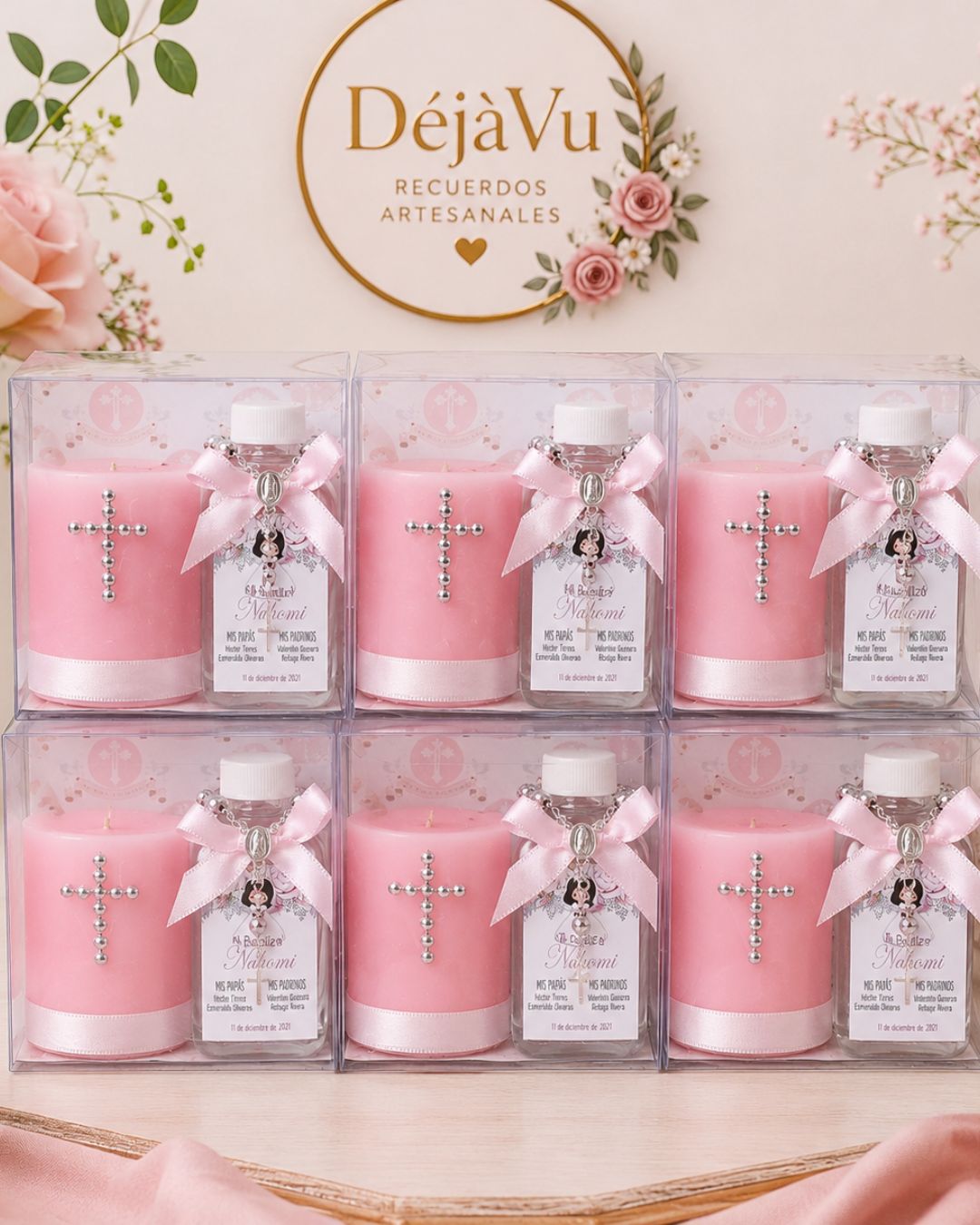 Colección Moments DéjàVu | Recuerdo Religioso con Velita Decorativa, Botella Personalizada y Decenario en Caja de Acetato