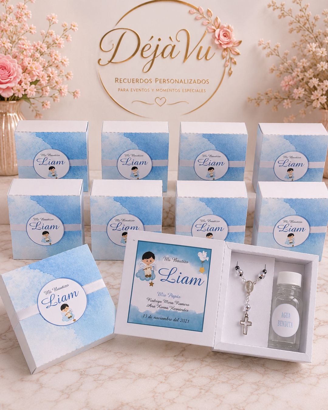 Cajita personalizada con decenario y botellita – Colección Moments by DéjàVu | Recuerdo religioso elegante
