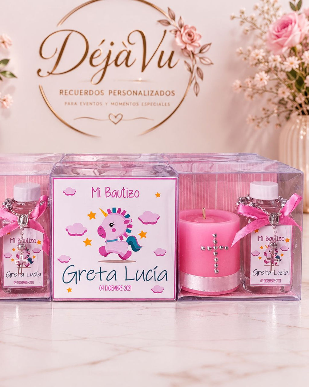 Colección Moments DéjàVu | Recuerdo Religioso con Velita Decorativa, Botella Personalizada y Decenario en Caja de Acetato