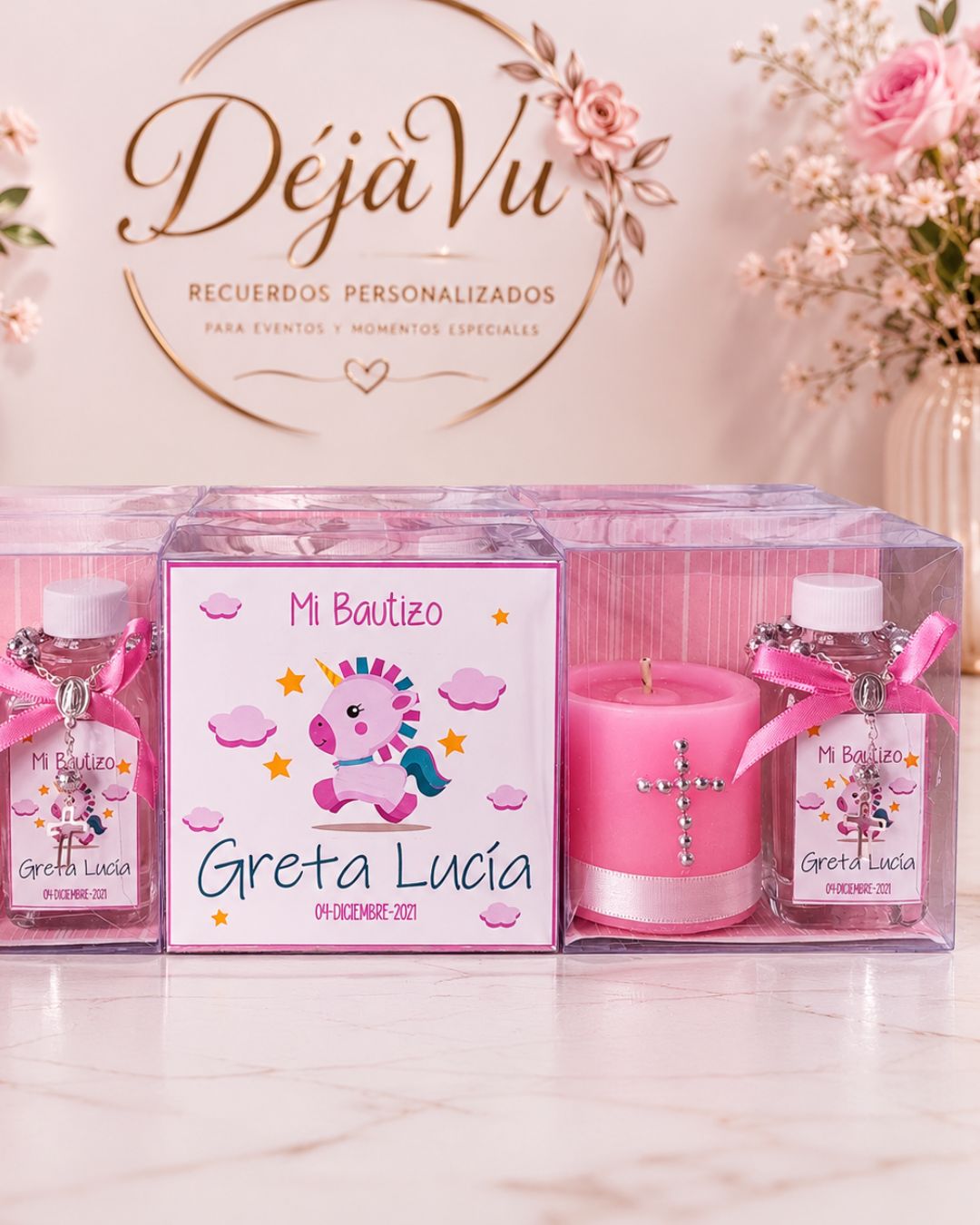 Colección Moments DéjàVu | Recuerdo Religioso con Velita Decorativa, Botella Personalizada y Decenario en Caja de Acetato