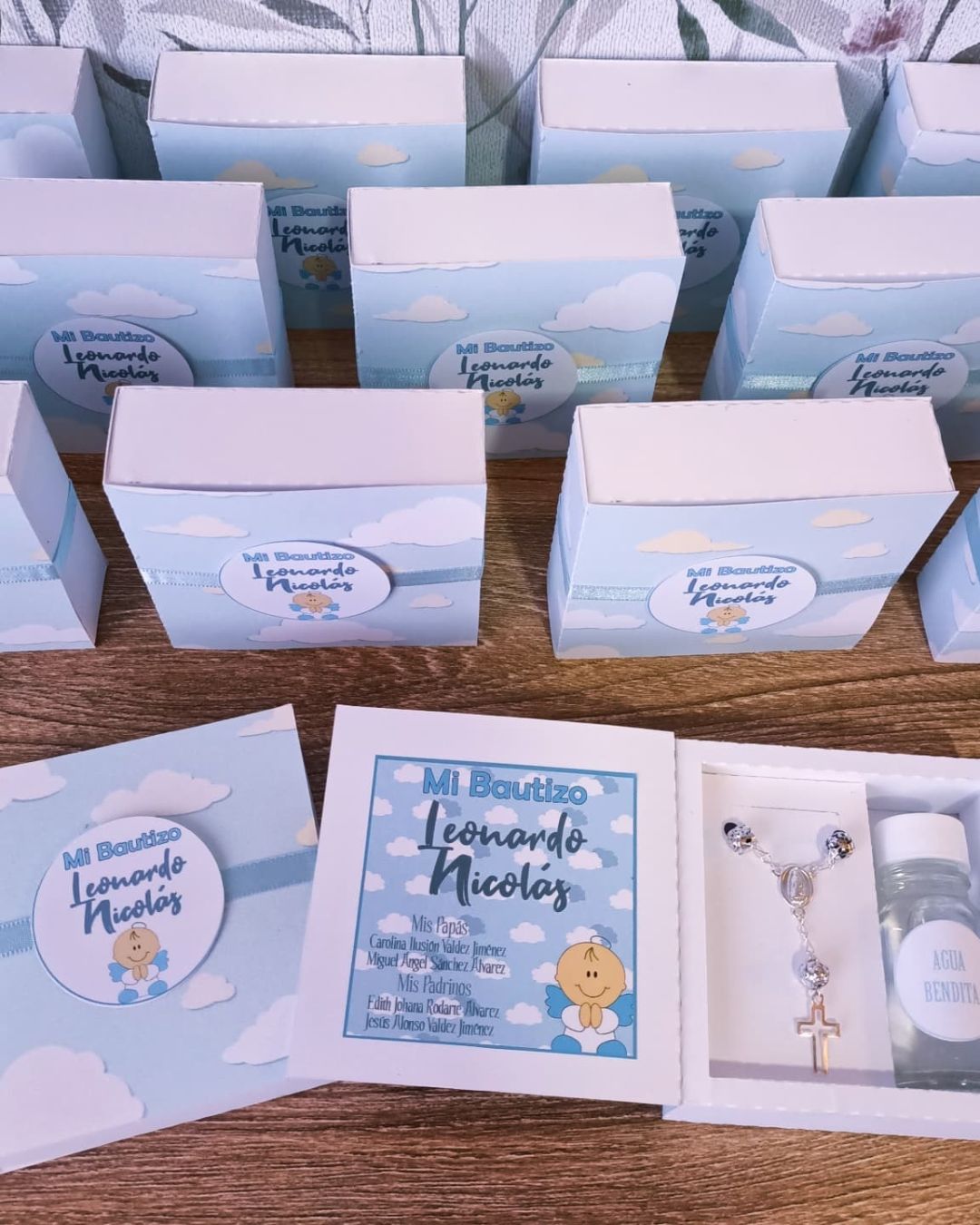 Cajita personalizada con decenario y botellita – Colección Moments by DéjàVu | Recuerdo religioso elegante