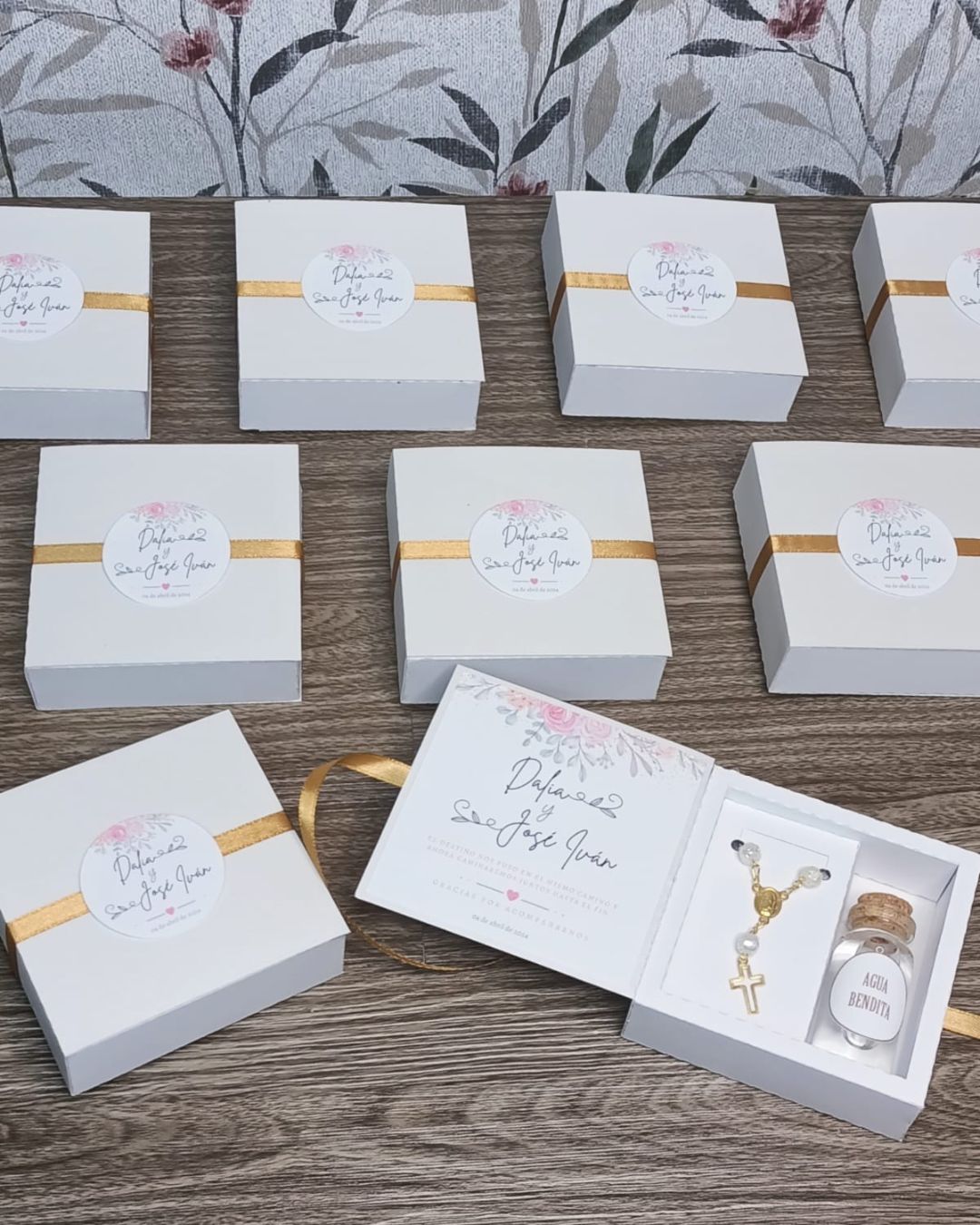 Cajita personalizada con decenario y botellita – Colección Moments by DéjàVu | Recuerdo religioso elegante